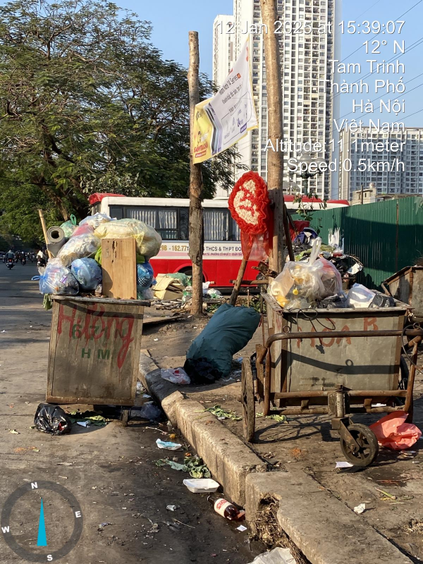 Điểm gom rác gần trường Tiểu học Mai Động